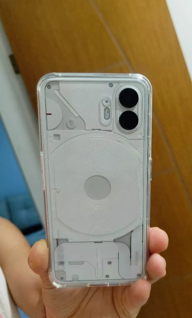 Foto real do Nothing Phone 2 recebido por cliente da Shopee Brasil mostrando a traseira transparente e LEDs da interface Glyph.