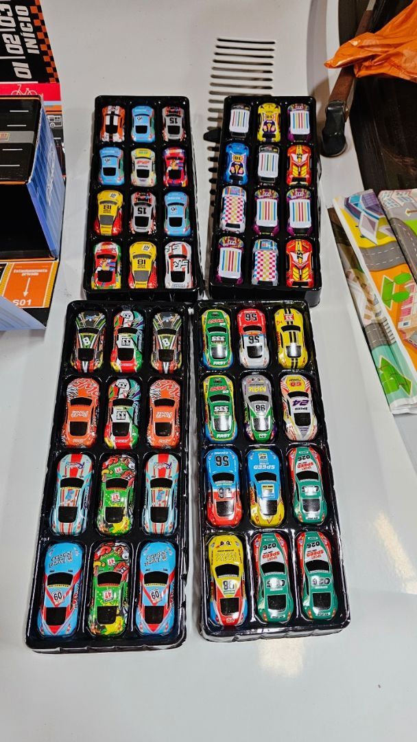 Kit 48 Carrinhos Metálicos Com Maleta E 2 Pistas Caixa Vira Mapa Brinquedo Infantil Kit Mini Carrinho Container - outra vista
