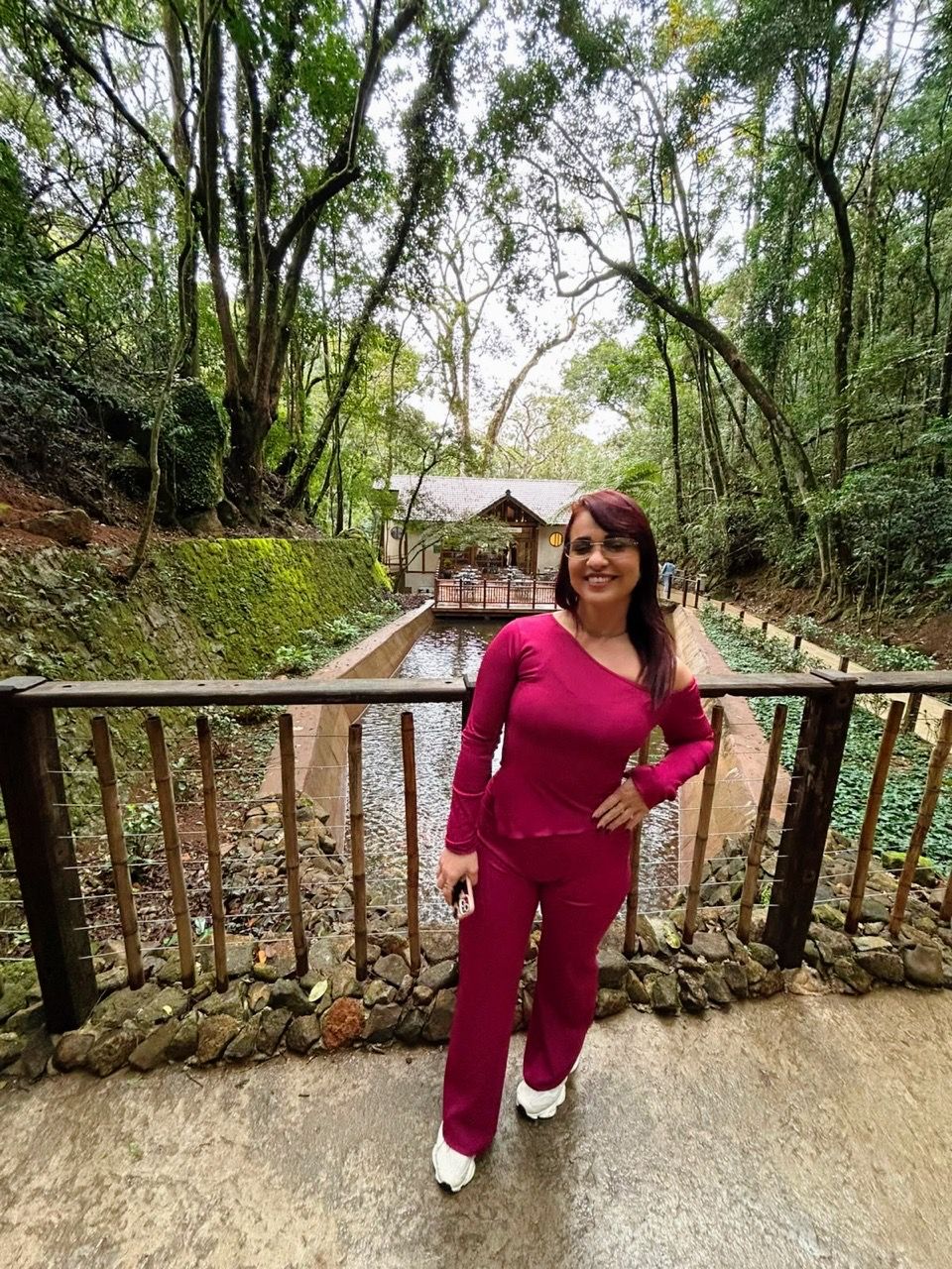 Conjunto feminino Mila Blusa Assimétrica Manga Comprida e Calça Pantalona em Malha Ribana Canelada