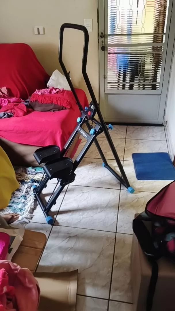 Cliente mostrando o simulador de escada em uso