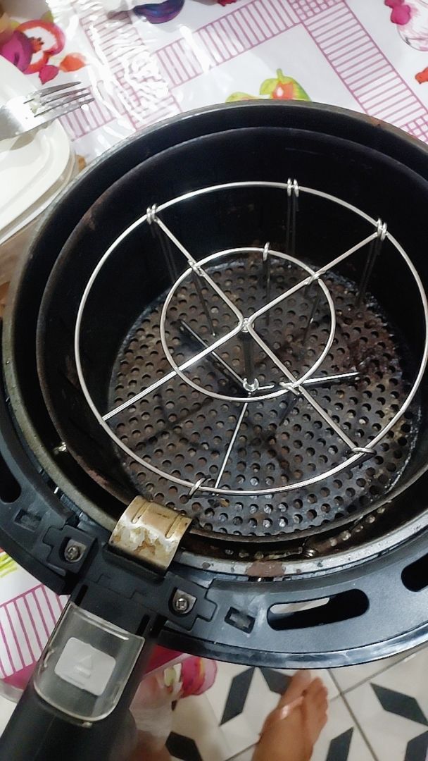 EspetoAir instalado no cesto da air fryer