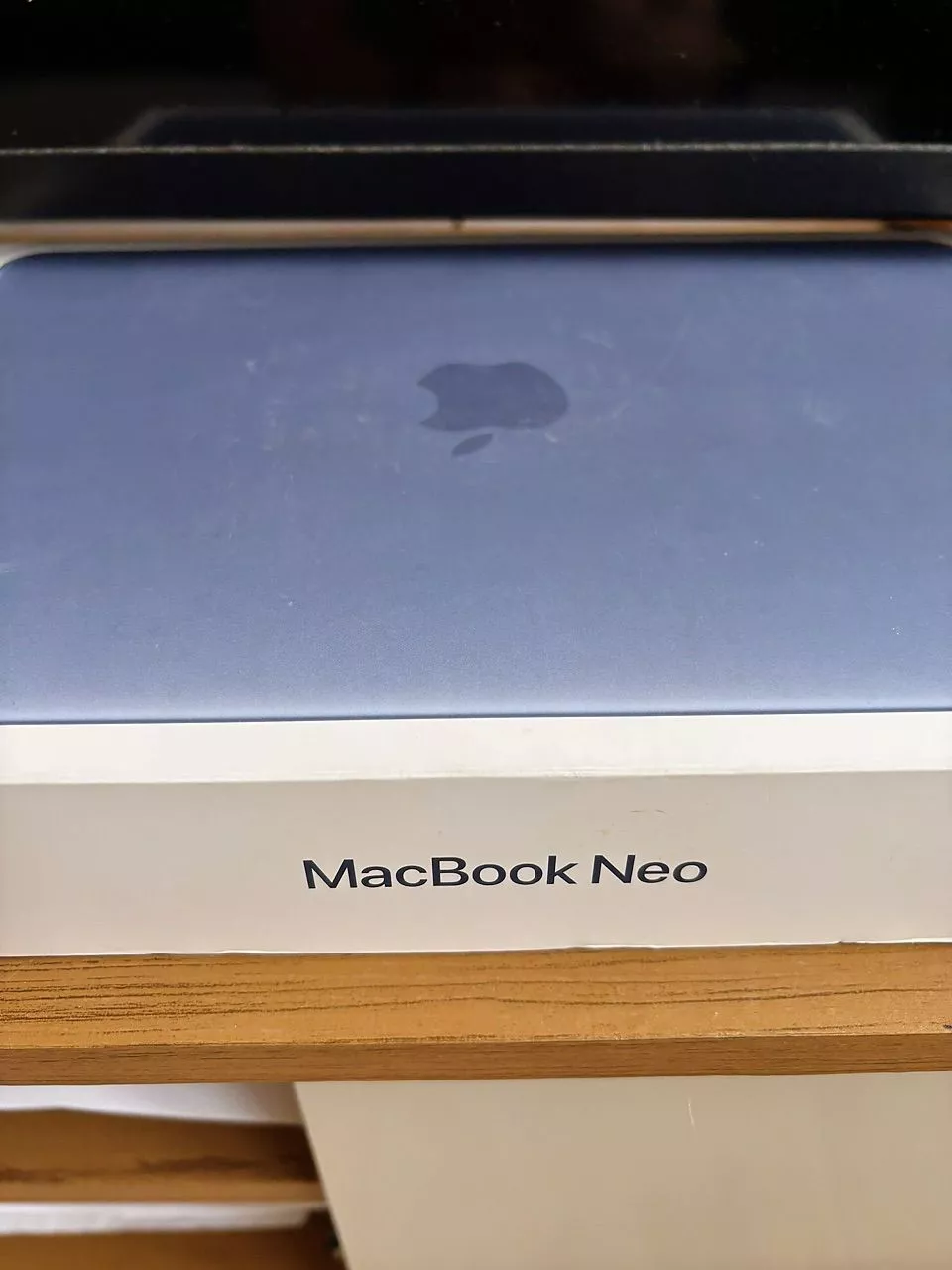 Close da caixa do produto com o nome MacBook Neo impresso na lateral branca