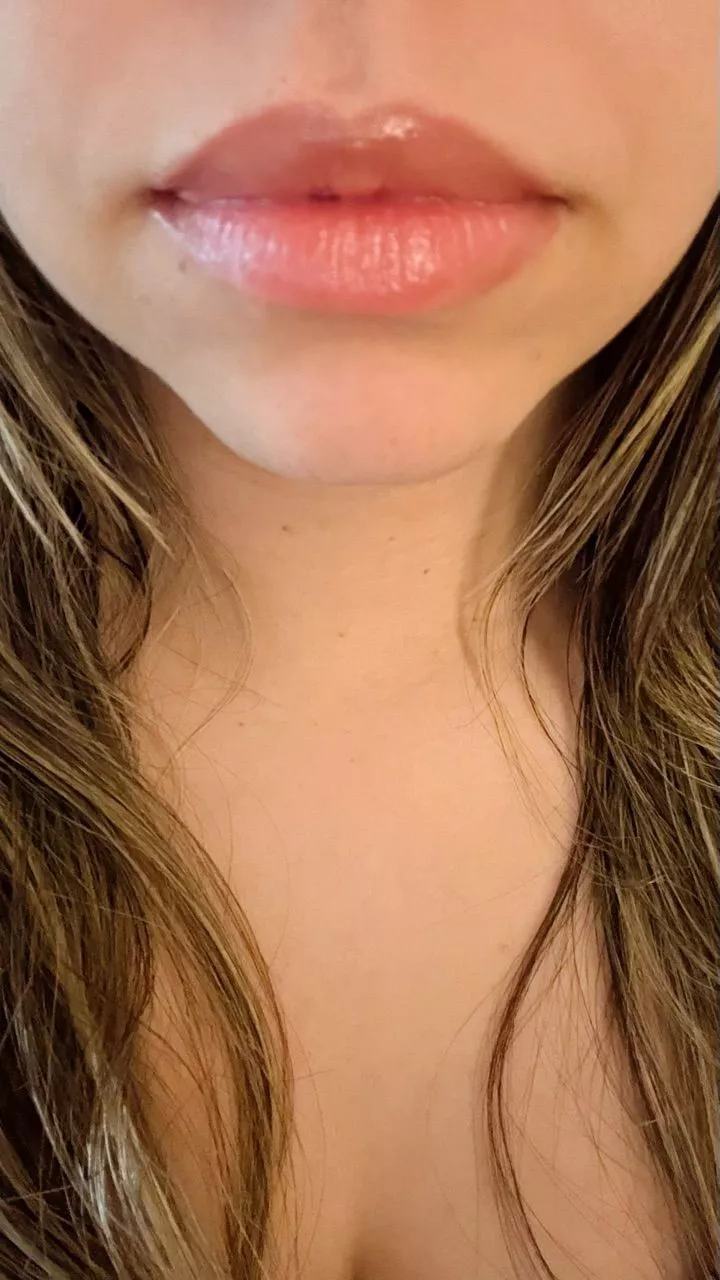 Close nos lábios com brilho natural e hidratado do gloss Kiko Milano