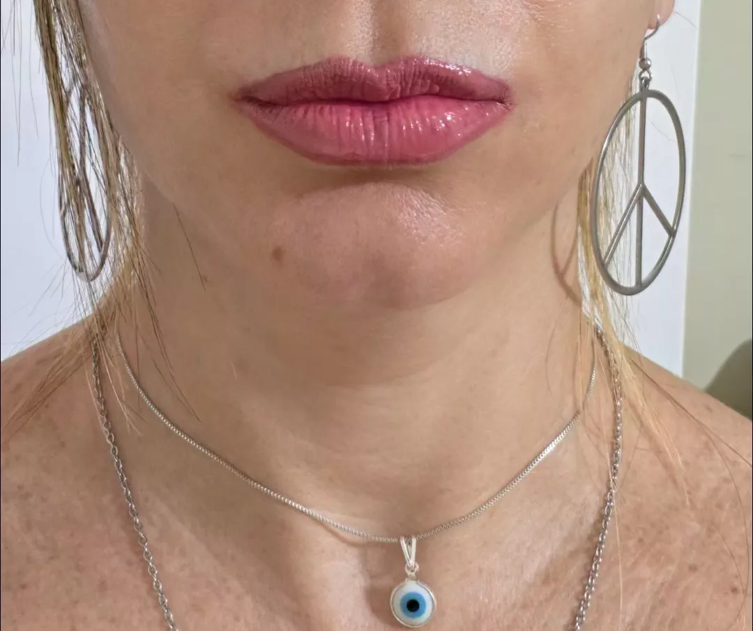 Close nos lábios com tom rosado do gloss Kiko Milano e acessórios de colar