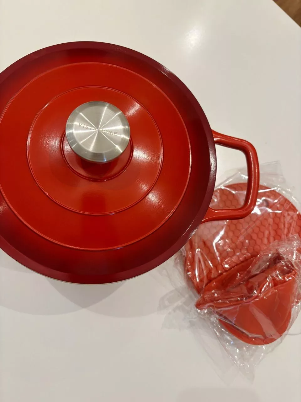 Panela de cerâmica vermelha com tampa e acessórios