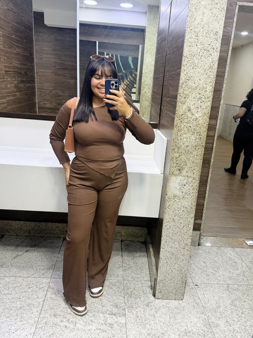Conjunto feminino Mila Blusa Assimétrica Manga Comprida e Calça Pantalona em Malha Ribana Canelada