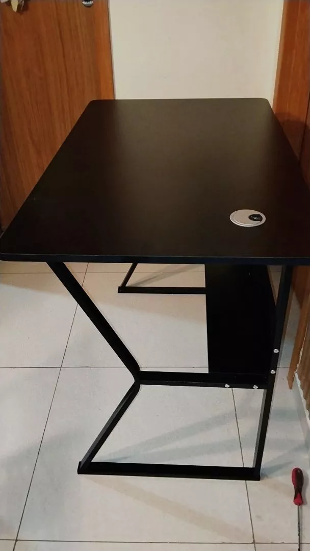 Vista lateral da estrutura metálica da mesa Zinnia Aurea G100 mostrando o suporte inferior