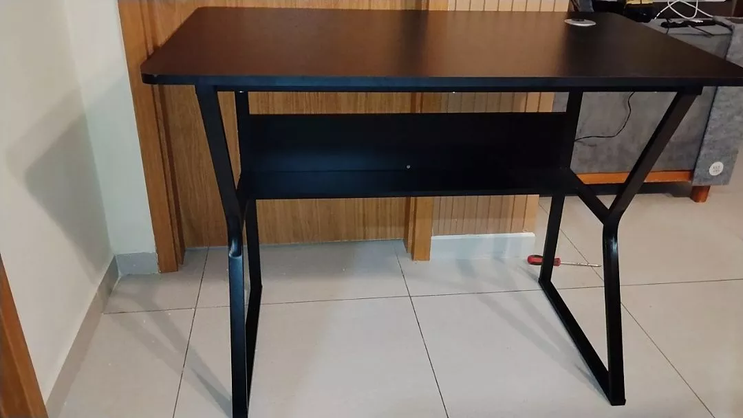 Vista frontal da Mesa Zinnia Aurea G100 montada em ambiente interno