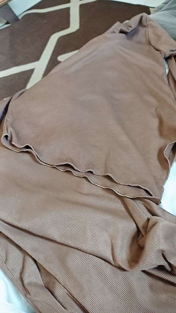 Conjunto feminino Mila Blusa Assimétrica Manga Comprida e Calça Pantalona em Malha Ribana Canelada