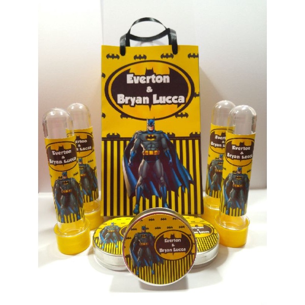 Kit festa Batman 60 itens personalizados (10 sacolinhas 10 tubetes 10  latinhas 15 toppers para docinhos e 15 Forminhas)