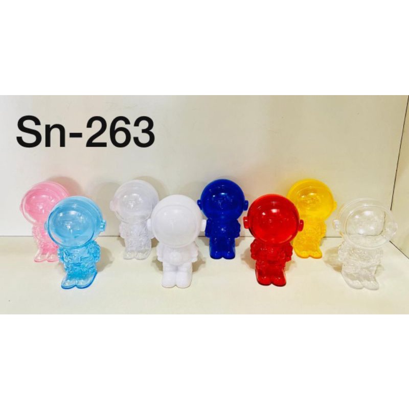 Lembrancinha Plástica em formato de Astronauta 3x8cm disponível na cor Rosa Claro, Amarelo e Vermelho com pacote com 10und