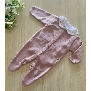 Macacão em tricot rosê + body com gola bordada de menina 2 peças
