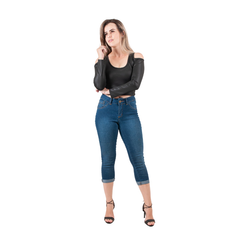 Calça Capri em Jeans com Botões no Cós e Puído na Perna Azul