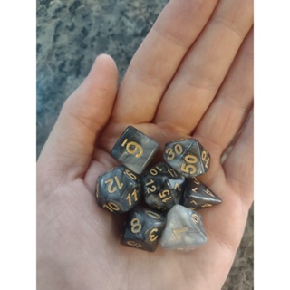 D4 d6 d8 d10 d12 e d20 dados para jogos de tabuleiro, dnd conjunto de  dados. dados de rpg para jogo de mesa. vetor