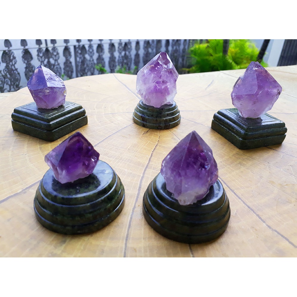 Cristal natural ponta de ametista com base de pedra sabão