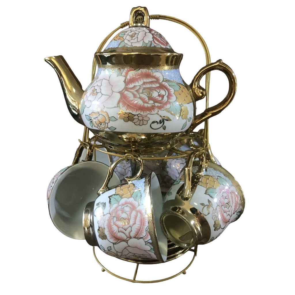 jogo de chá dourado com bule de chá de bandeja e copos no estilo vintage da  loja de antiguidades 17334585 Foto de stock no Vecteezy