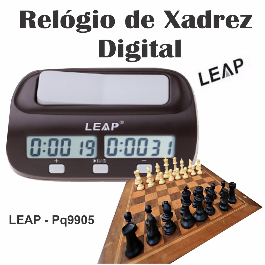 Jogo de xadrez e mão tocando um ícone de relógio de xadrez