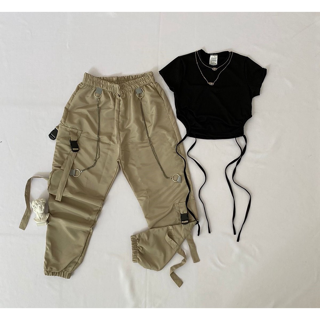 Conjunto com Calça Cargo com correntes bege + Cropped Gola alta canelado preto