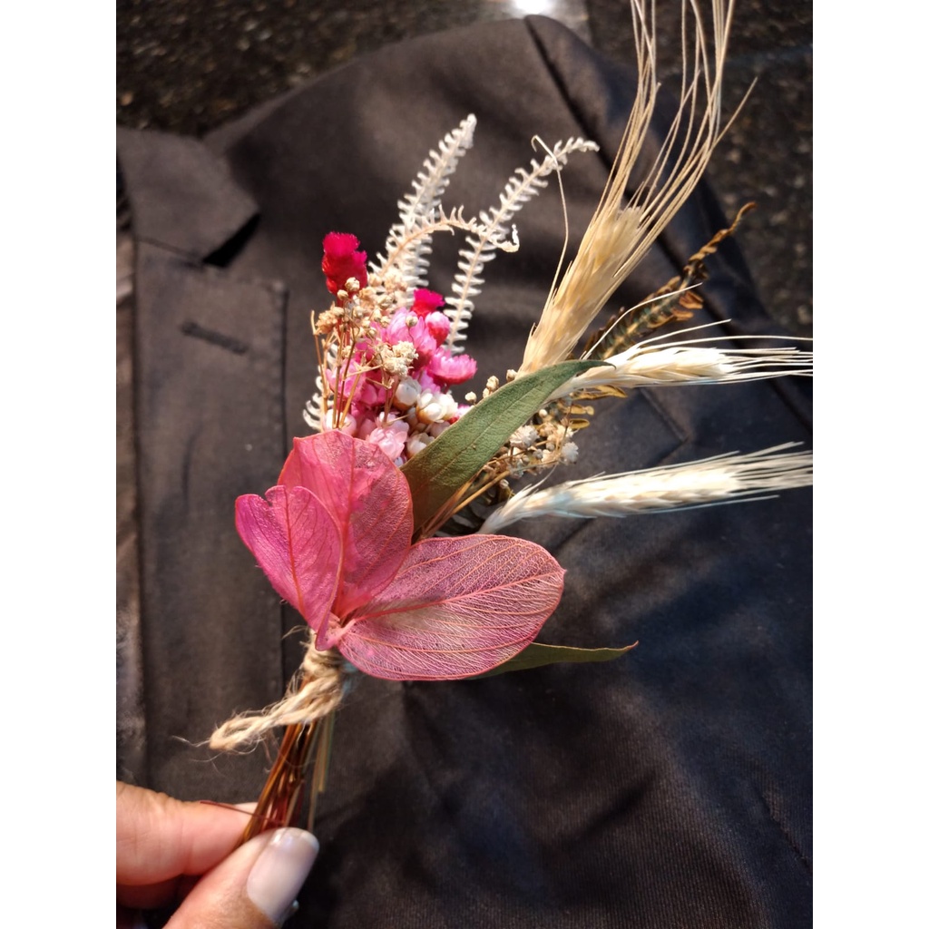 Lapela para noivo e padrinhos com flores desidratadas rosa