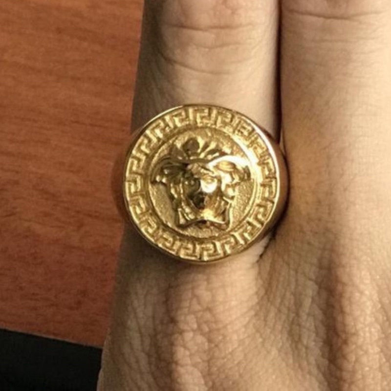 Anel Versace Medusa Banhado a Ouro Aço Titânio Dourado 18k Masculino