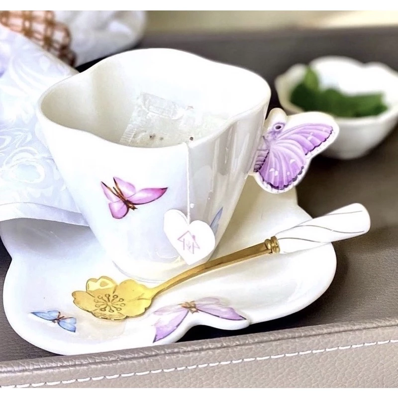 Xícara de borboleta Wolff em porcelana branca