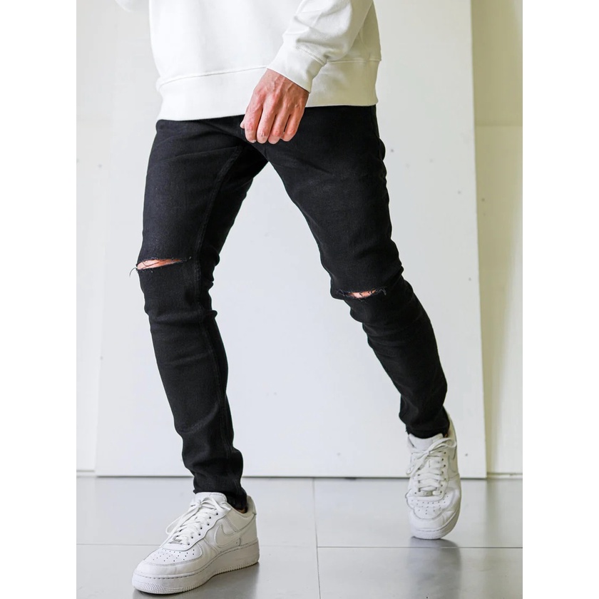 Calça Preta Masculina Skinny Com Rasgo No Joelho Em Sarja