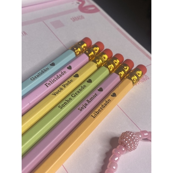 Caixa de lápis com frases tons pastéis e Borracha 36 unidades Promoção volta as aulas