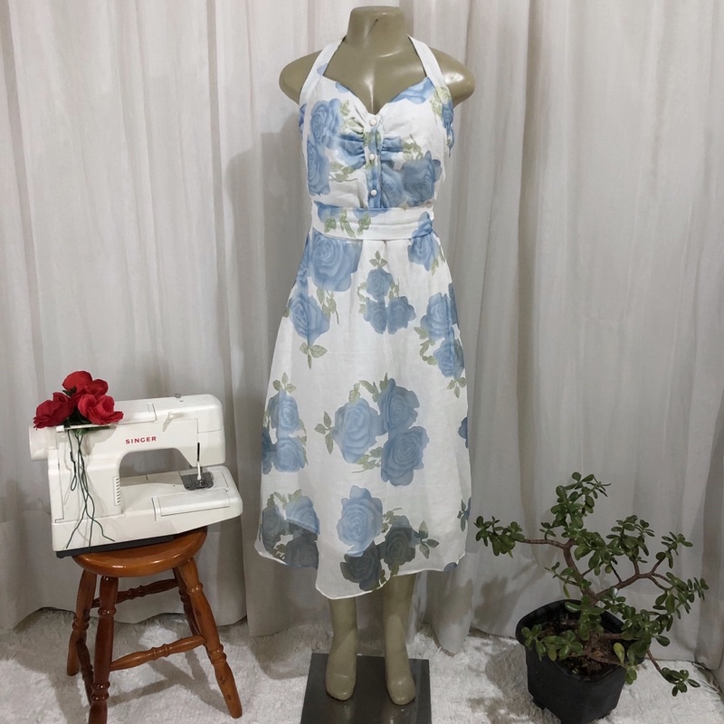 Vestido branco com flores azuis cheap