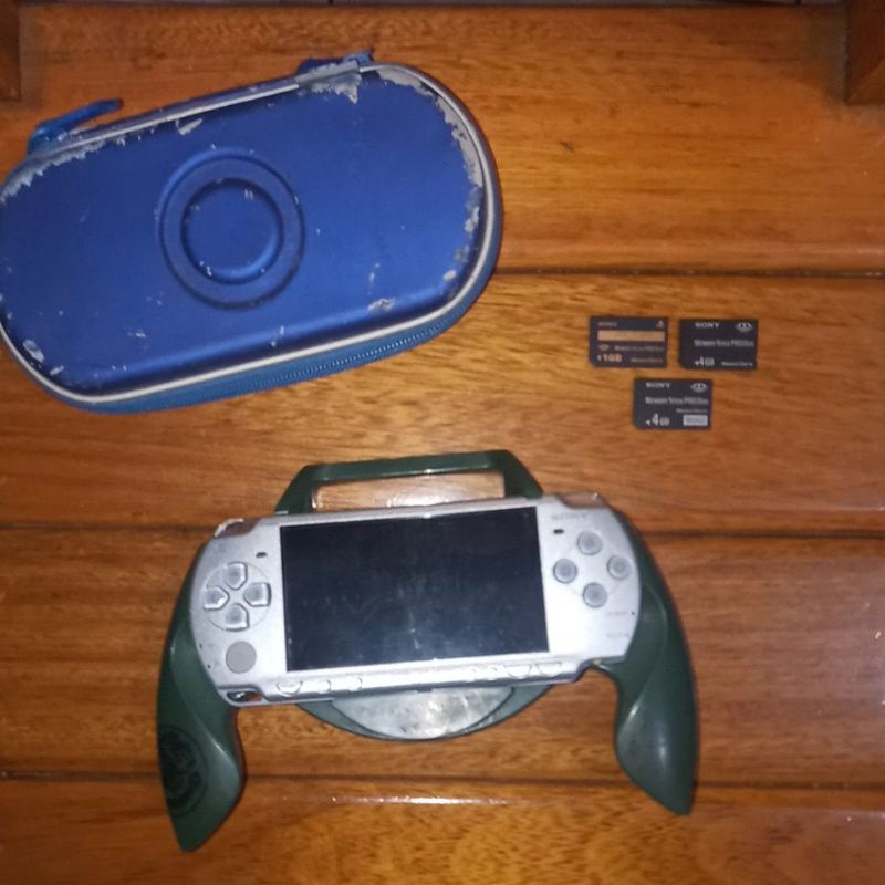 PSP 2000 Slim SILVER + 4 Memory card