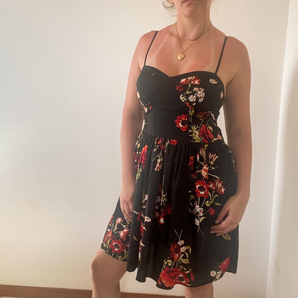 Vestido preto store com flores vermelhas