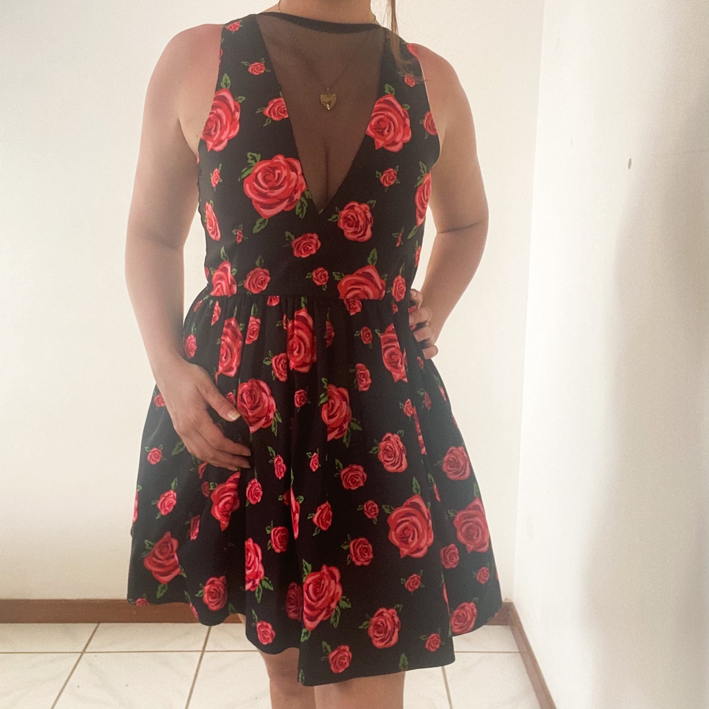 Vestido preto best sale com flores vermelhas