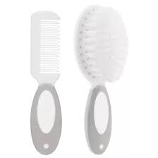Kit Baby Escova + Pente As cerdas macias e as pontas arredondadas da Escova e do Pente são ideais para os cabelos delicados do Bebê.