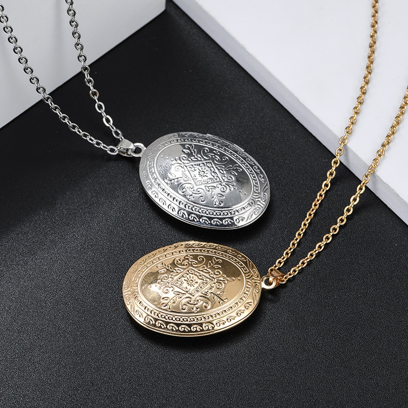 Colar Feminino Tipo Oval Relicário Porta Foto Trabalhado nas Cores Prata e Dourado