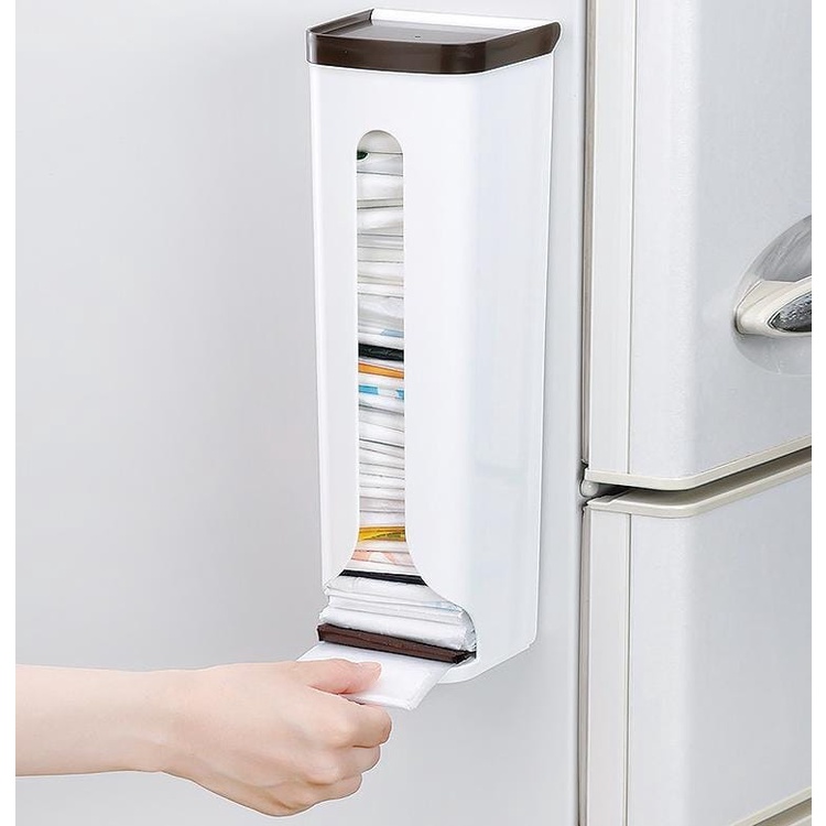 Suporte puxa saco Com seu novo design ocupa muito menos espaço do que os convencionais de tecido, além de garantir maior durabilidade do produto. Sendo muito fácil de organizar as sacolas dentro do guarda volumes. Cores enviadas aleatóriamente conforme n