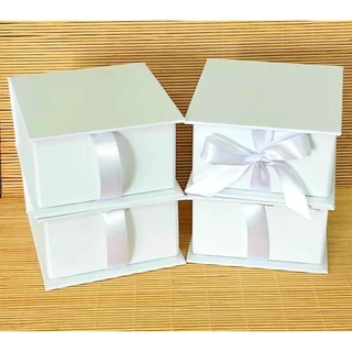 Kit com 4 Caixas Cartonadas 9x9x5 Branca com Fecho de Fita de Cetim