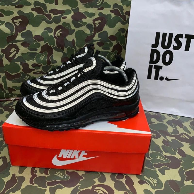 Air max 97 preto com hot sale listra branca