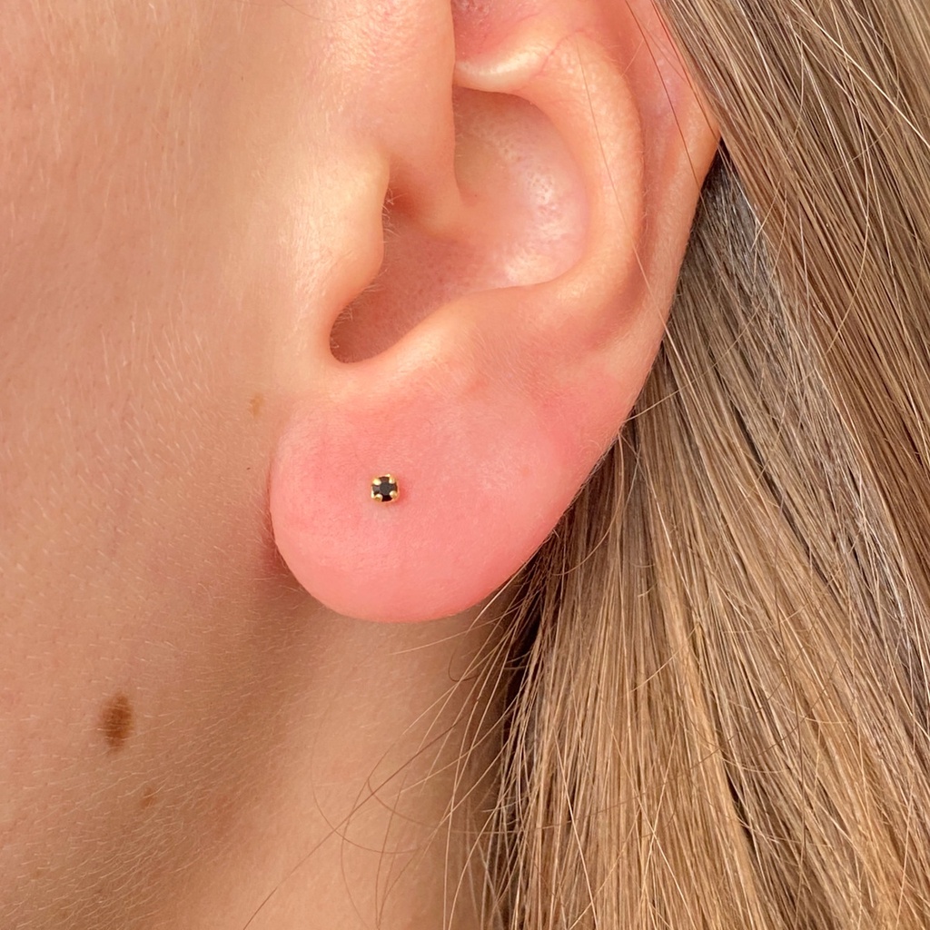 Brinco baby / segundo furo com mini pedra preta de zircônia folheado a ouro 18k