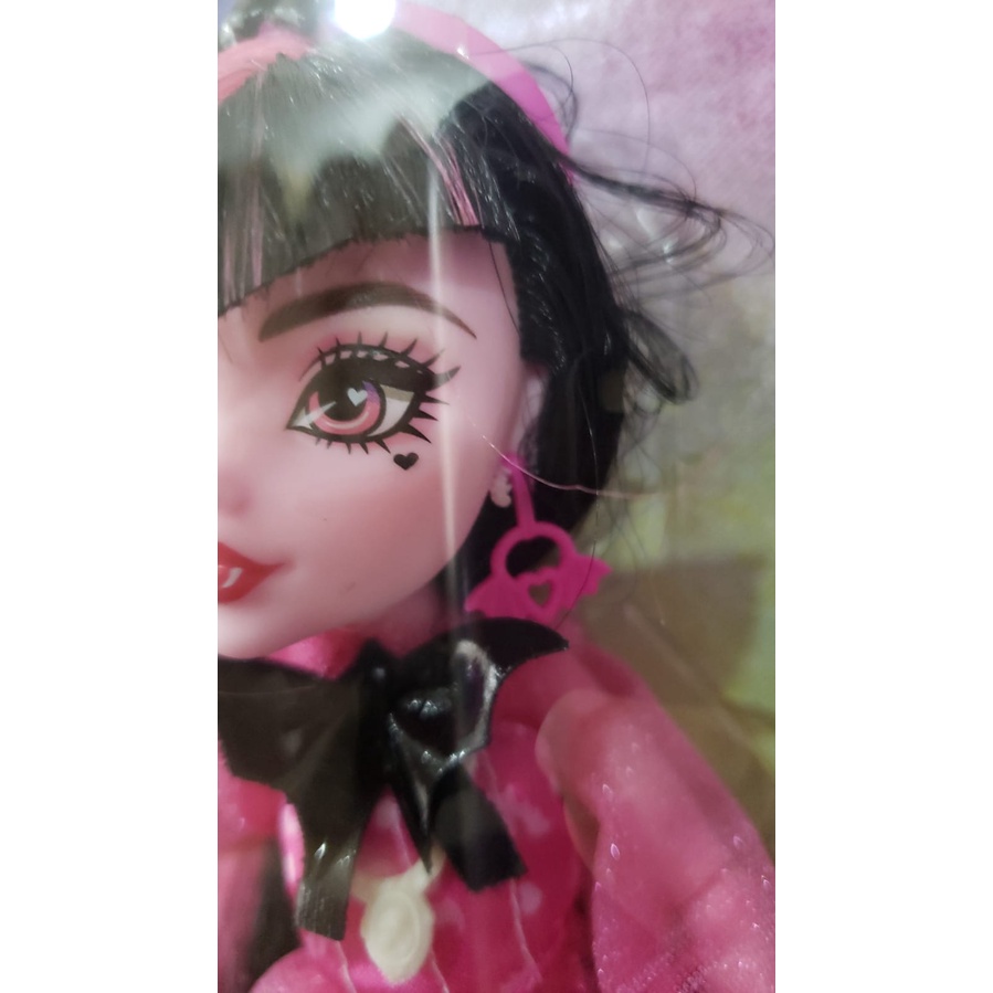 Boneca Monster High Draculaura Cabelo Rosa Preto Morcego de Estimação e  Acessórios HHK51 Mattel