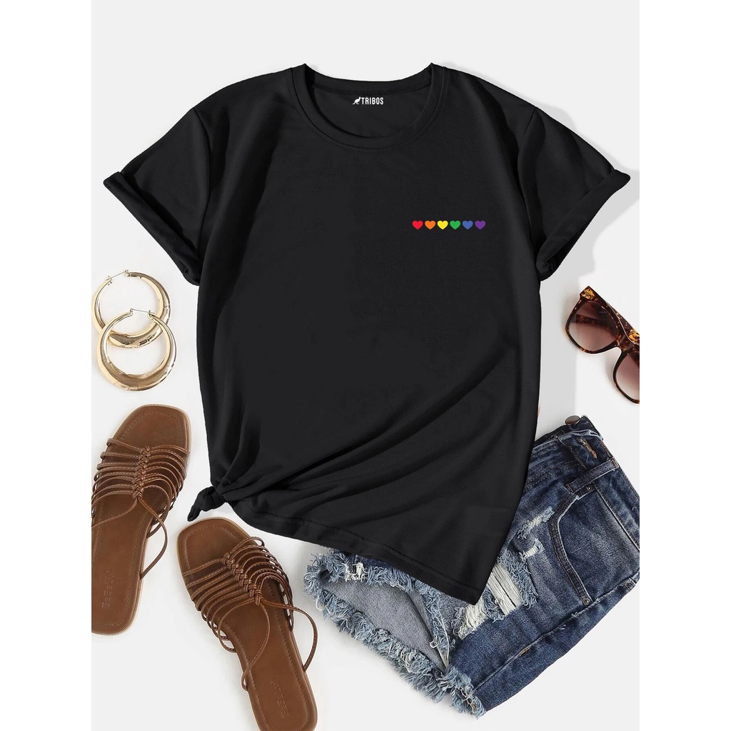 Camiseta feminina Arte minimlista corações coloridos Arco-íris orgulho LGBT Preta de algodão