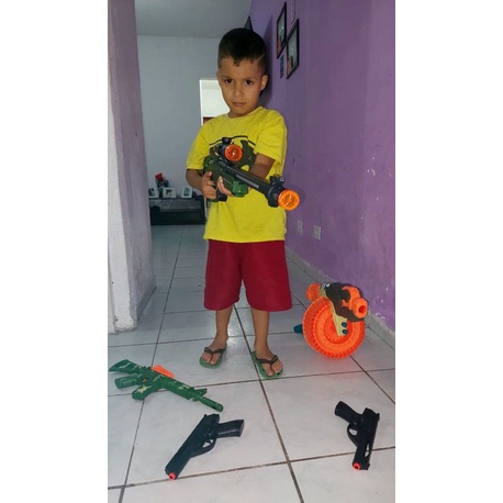 Arma de brinquedo lança dardos