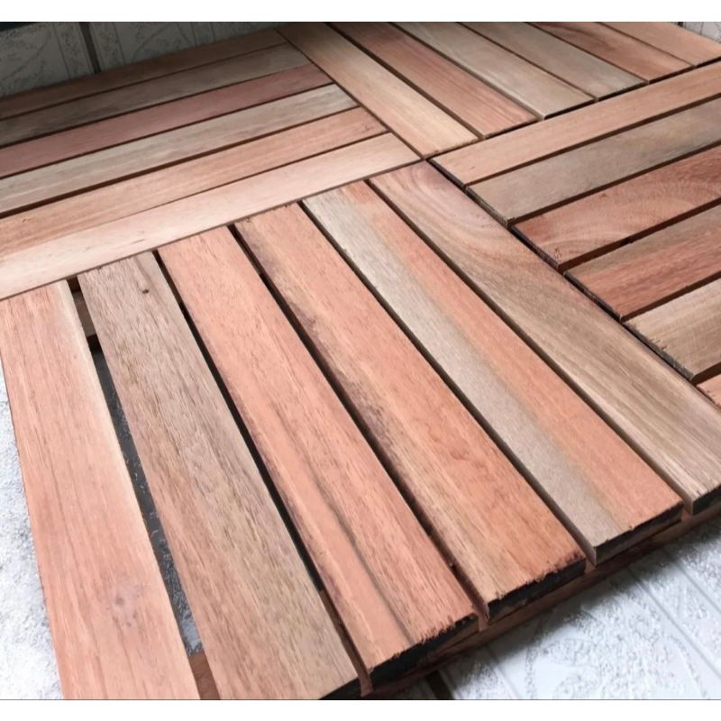 Kit Deck Modular 30cmx30cm com Placas em Madeira de Eucalipto MADEBAN. Fácil Instalação