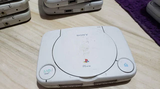 Playstation 1 Psone Só O Aparelho Sem Nada. Testei 4 Jogos E Pegou 1 S, Ó Leitor Nao Ta Muito Bom. 166. A73