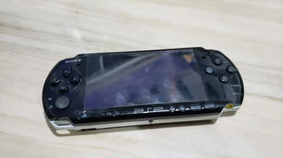 Psp Slim 3010 Só O Aparelho Sem Nada. Leitor De Umd Não Leu E Cartão Nao Encaixa Nele, Tem Q Ficar Pressionando Pra Ler O Cartão