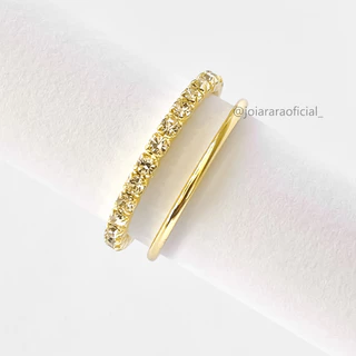 Kit com Dois Anéis Aliança Lisa e Anel Aparador Cravejado com Strass Banhado a Ouro
