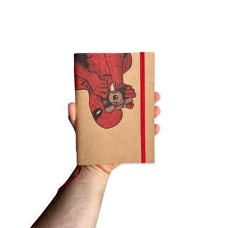 Sketchbook Caderno Homem Aranha Spider Man Maquina Fotográfica com Elástico e Marca Página Aquarela