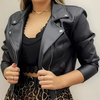Jaqueta feminina de couro com zíper destacado. estilo e tendência moda casual
