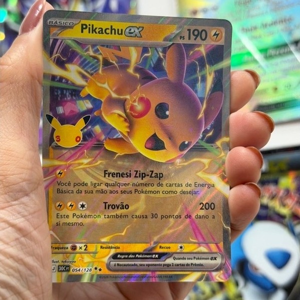 Carta Pokémon Pikachu 054/128 – Coleção 30 Anos Pokémon | Shopee Brasil