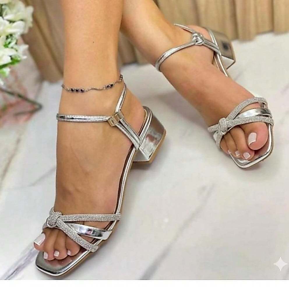 Sandália Saltinho com Strass e Brilho