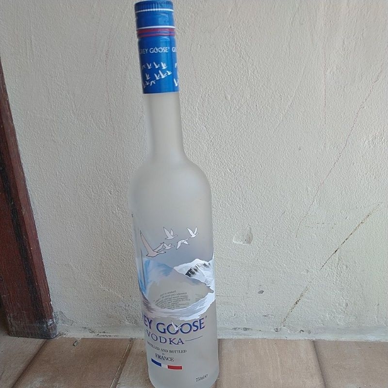 Garrafa vazia de vodka Grey Goose, 750ml, com tampa