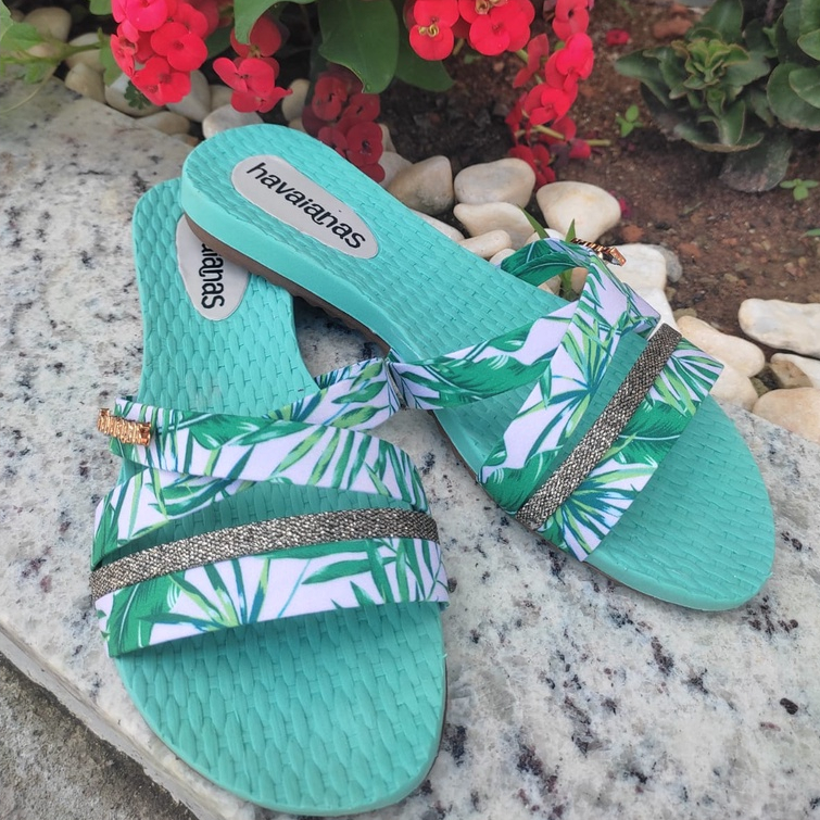 Rasteirinha Chinelo Com Tiras Estampadas e Dourada Feminina Tecido Confotável Tendência Verão